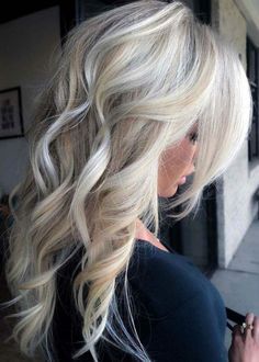 Trendiest Platinum Blonde Long Layered Hairstyles That Will Amaze Everyone Side Bangs Hairstyles, Hot Haircuts, Hair Blond, Hair Color Unique, Blonde Hairstyles, Blonde Hair With Highlights, Trendy Hair Color, Platinum Blonde Hair, Brown Blonde Hair