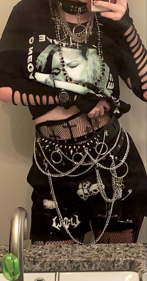 Goth Outfits With Shorts, Hot Topic Outfits Grunge, Goth Outfits Shorts, Alt Shorts Outfit, Hot Emo Outfits, Gothic Punk Outfits, Type O Negative Aesthetic, Chain Outfit Aesthetic, Alt Belt