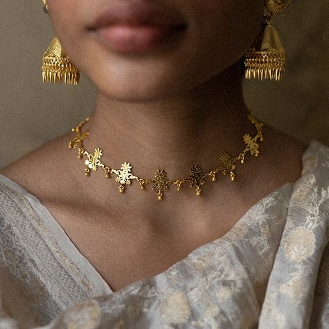 Handcrafted jewelry in silver Desi Jewelry Simple, Traditional Brass Jewelry With Elegant Design, Gold Indian Jewelry, Minimal Indian Jewellery, Gold Bollywood Style Filigree Jewelry, Gold Bollywood Style Metal Jewelry, Indian Gold Jewellery, Modern Indian Jewelry, Gold Filigree Necklace