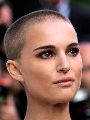 This is why Natalie Portman is one of the most beautiful women Natalie Portman Shaved Head, Bald Hairstyles, Buzz Cut Women, Short Shaved Hairstyles, Bald Hair, Latest Hair Trends, Bald Women, Shaved Head, Hair Reference