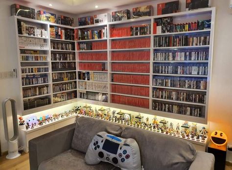 Video Game Shelf, Toy Collection Room, Retro Room Ideas, Games Room Inspiration, Board Game Room, Collection Room, Nerd Room, Home Cinema Room, White Bookshelves