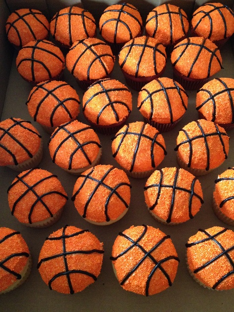 Basketball cupcakes - what do you think? Diy Basketball Cupcakes, Basketball Cupcakes Ideas, Tiered Cupcake Display, Ball Cupcakes, Basketball Cupcakes, March Madness Parties, Basketball Party Ideas, Cake Party Ideas, Basketball Theme Party