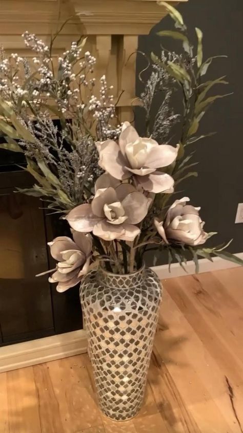 Large Floor Vases Decor Ideas, Big Vase With Flowers, Large Floor Vase Decor, Diy Floor Vase, Tall Floor Vase Ideas, Floor Vase Arrangement, Tall Vase Arrangements, Floor Vase Fillers, Large Vases Decor