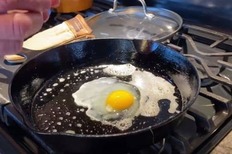 Eggs In Cast Iron Skillet, Breakfast Skillets, Perfect Fried Egg, Breakfast Skillet, Cooking Challenge, Induction Cooking, Fried Eggs, Iron Skillets, Cooking Basics