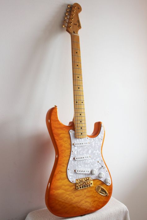 2014 Fender Stratocaster Limited Edition Orange Quilt Maple Electric Guitar Fender Stratocaster, Orange Stratocaster, Orange Guitar, Fender Guitars Stratocaster, Pretty Guitars, Guitar Wall Art, Orange Quilt, Bass Ukulele, Stratocaster Guitar