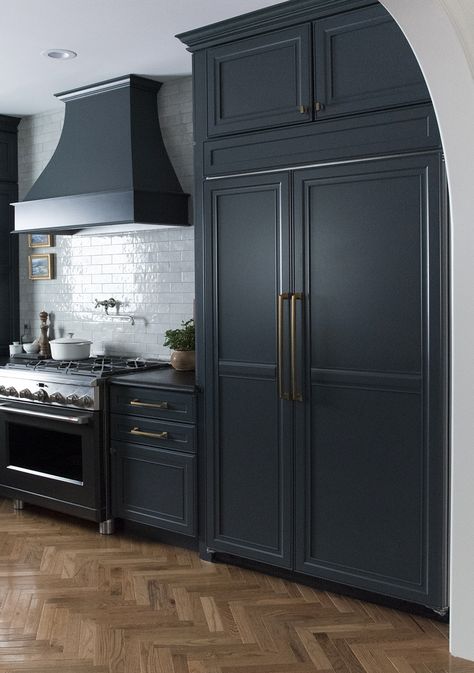 Paneled Appliances Kitchen, Paneled Refrigerator Kitchen, Kitchen With Black Appliances, Black Kitchen Appliances, Wooden Refrigerator, Panel Refrigerator, Kitchen Appliances Layout, Paneled Refrigerator, Panel Ready Refrigerator