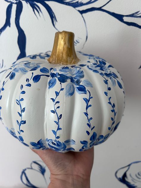 Easy Pumpkin Decorating Contest, Vintage Painted Pumpkins, Ceramic Pumpkin Decor, Painted Pumpkins Decor, White Pumpkins Painted, White Pumpkin Painting Ideas, Painting Pumpkins Ideas Diy, Cool Pumpkin Painting Ideas, Painted Pumpkins Ideas