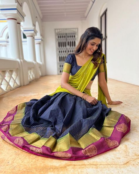 Green Half Saree, Langa Voni Half Saree, Tanya Ravichandran, Paper Rocket, Alternative Fashion Grunge, Silk Half Saree, Half Saree Lehenga, Saree Poses, Indian Saree Blouses Designs