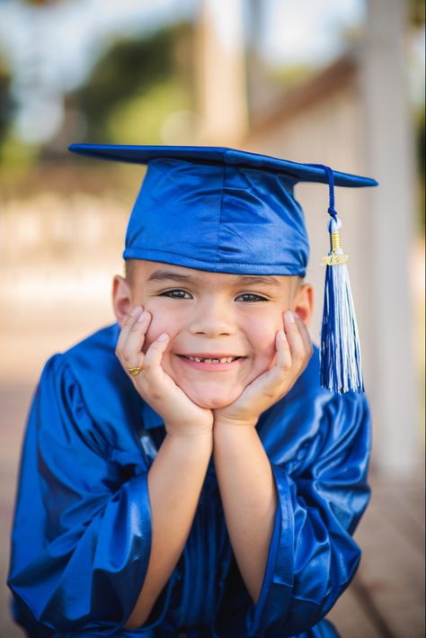 Kindergarten Graduation Cap and Gown photos Kids Graduation Photoshoot Ideas, Kindergarten Cap And Gown Picture Ideas, Kindergarten Graduation Pictures Ideas, Preschool Graduation Photoshoot Ideas, Graduation Pictures Kindergarten, Kindergarten Graduation Photoshoot Ideas, Kindergarten Grad Photoshoot, Outdoor Kindergarten Graduation Pictures, Preschool Graduation Ideas Pictures