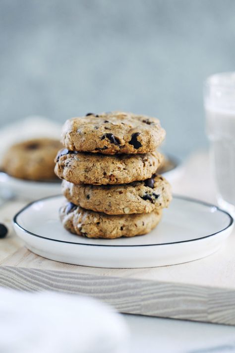 Oatmeal Raisin Chocolate Chip Cookies- made with oat flour and rolled oats, these oil-free cookies have a crisp exterior with a chewy center. (vegan, gluten-free & + refined sugar-free) Wfpb Cookies, Raisin Chocolate Chip Cookies, Oatmeal Raisin Chocolate Chip Cookies, Cookies Making, Granola Ingredients, 2 Cookies, Vegan Oatmeal, Oatmeal Raisin, Engine 2