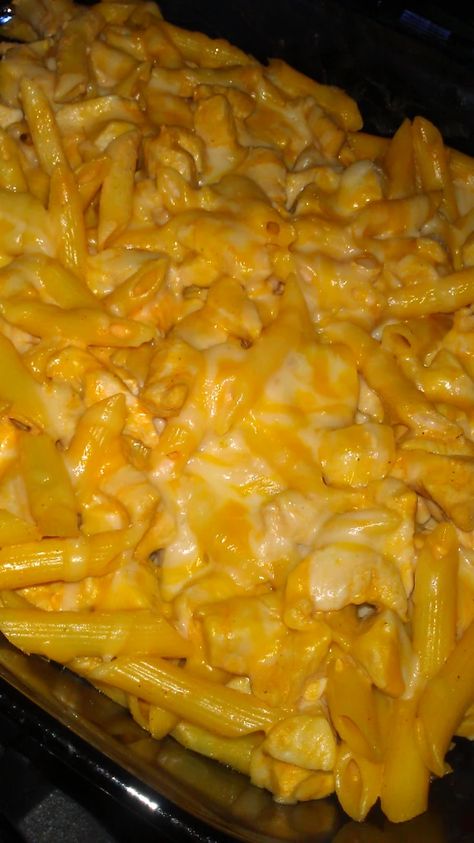 Buffalo Chicken Pasta Bake, Baked Chicken Pasta Recipes, Buffalo Chicken Pasta, Chicken Pasta Bake, Fettuccine Alfredo, Good Eat, Pasta Bake, Linguine, Buffalo Chicken