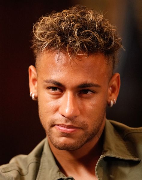 The 10 Best Footballer's Hairstyles And How To Get The Look - FashionBeans.com Neymar Team, Soccer Player Hairstyles, Soccer Players Haircuts, Paul Pogba Manchester United, Football Hairstyles, Neymar Jr Hairstyle, Football Neymar, Neymar Hot, Neymar Football