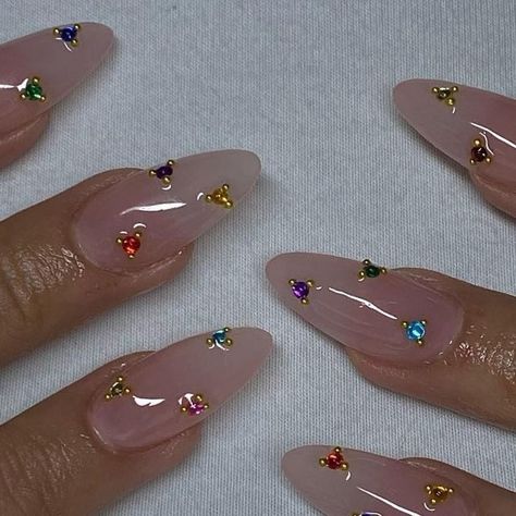 Euphoria Nails Ideas Maddy, Euphoria Nails Ideas, Maddy Nails, Marcjacobs Totebag, Short Stiletto Nails, Ephemeral Tattoo, Minimal Nail, Acrylic Nails Stiletto, Short Stiletto