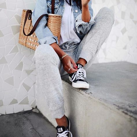 On weekend it's all about comfort (and the perfect tshirt) ✔️ // @cottonon #CottonOn #collab     #Regram via @andicsinger Gray Sweatpants Outfit, Joggers Outfit Women, Cute Sweatpants Outfit, Tops Fall Outfits, Preppy Fall Outfits, Cute Sweatpants, Looks Pinterest, Preppy Fall, Joggers Outfit