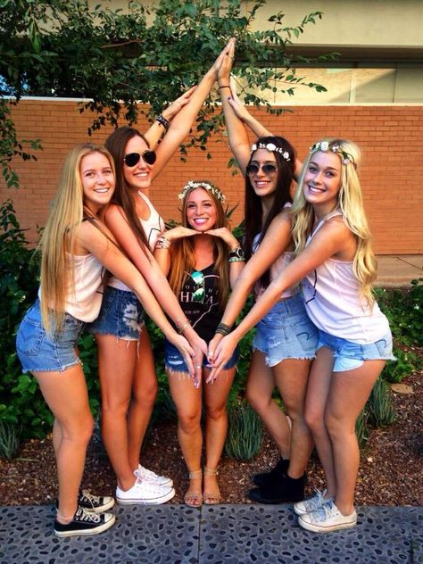 Kappa Alpha Theta at Arizona State University #KappaAlphaTheta #Theta #BidDay #sorority #ASU Pose Pengantin, Group Photo Poses, Group Picture Poses, Sisters Photoshoot Poses, Friendship Photoshoot, Group Photography Poses, Sisters Photoshoot, Friend Pictures Poses, Kappa Alpha Theta