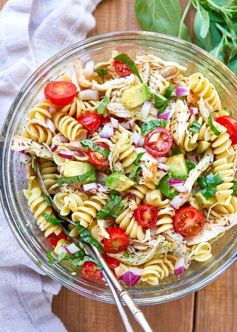 Healthy Chicken Pasta Salad with Avocado – Chicken Pasta Salad Recipe — Eatwell101 Chicken Pasta Salad Recipes, Avocado Pasta Salad, Resep Pasta, Biscuits Diététiques, Healthy Chicken Pasta, Slow Cooker Dinners, Avocado Chicken, Resep Salad, Healthy Aesthetic