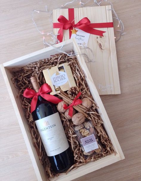 Wine Packaging Design Box Ideas, Hampers Natal Idea, Cheese Box Gift, Xmas Gift Baskets, Wine Gift Box Ideas, 10 Secret Santa Gifts, Wine Packaging Design, Wine Hampers, Christmas Tree Decorating