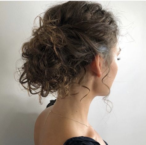 Messy Hair Updo Curly, Low Messy Curly Bun, Curled Updo Hairstyles, Curly Hair Updo Wedding, Hairstyles With Curled Hair, Curly Hair Updo, Curly Wedding Hair, Romantic Curls, Formal Hairstyles