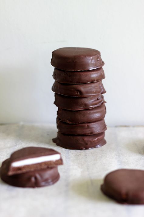 Homemade Mint Slices - New Zealand's favourite biscuit made at home! Crispy chocolate biscuits topped with peppermint fondant and coated in chocolate. | thekiwicountrygirl.com Mint Patties, Easy Vegan Cookies, Patisserie Vegan, Coconut Bites, Vegan Cookies Recipes, Desserts Vegan, Raw Desserts, Raw Chocolate, Peppermint Patties