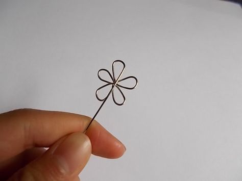 Copper Wire Crafts Garden Art, How To Make Wire Flowers, Wire Flower Tutorial, Wire Flowers Diy How To Make, Wire Bookmarks, Copper Wire Crafts, Suncatcher Diy, Art Fil, Wire Ornaments