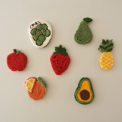 Punch Needle Fridge Magnet, Punch Needle Magnet, Punch Toka, Fruit Magnets, Handmade Fridge Magnets, Rug Tufting, Funky Rugs, Punch Needle Patterns, Rug Ideas