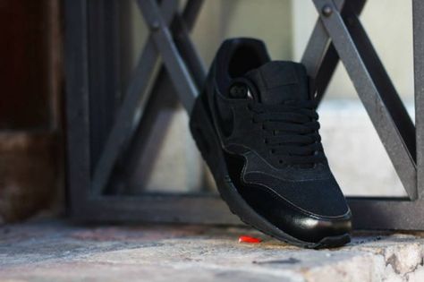 Nike Air Max 1 Triple Black Nike Air Max Outfit, Air Max Outfit, Air Max 1 Black, Air Max One, All Black Nikes, Black Nike Air Max, Basket Noir, Sneaker Magazine, Fresh Sneakers