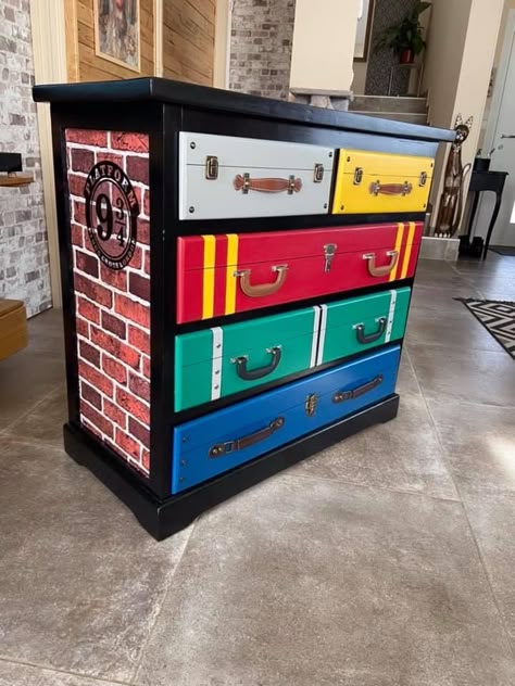 Harry Potter Dresser, Harry Potter Furniture, Suitcase Dresser, Harry Potter Desk, Hogwarts Bedroom, Harry Potter Themed Bedroom, Harry Potter Bedroom Decor, Diy Harry Potter, Harry Potter Painting