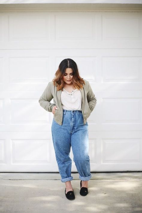 Mom jeans + Bomber Mom Jeans Outfit Ideas, Aesthetic Paint, Paint Aesthetic, Jeans Outfit Ideas, How To Have Style, Mom Jeans Outfit, Chubby Fashion, Trendy Swimwear, Outfit Jeans