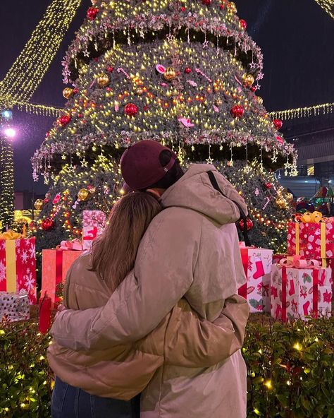 Gingerbread House Couple Pictures, Boyfriend And Girlfriend Christmas Pic, Christmas Photos Boyfriend, Holiday Pictures With Boyfriend, Cute Christmas Pics With Boyfriend, Bf Gf Christmas Pictures, Holiday Picture Ideas For Couples, Couples Photos Christmas, Christmas Photo Couple Ideas