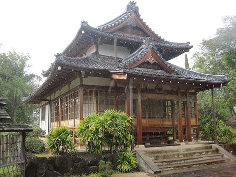 Japanese tea house in the rain, Tenri Cultural Center, Honolulu. Old Japanese House, Japanese Traditional Architecture, Traditional Japanese Home, Japanese Buildings, Japanese Tea House, Traditional Japanese Architecture, Japanese Style House, Traditional Japanese House, Japan Architecture