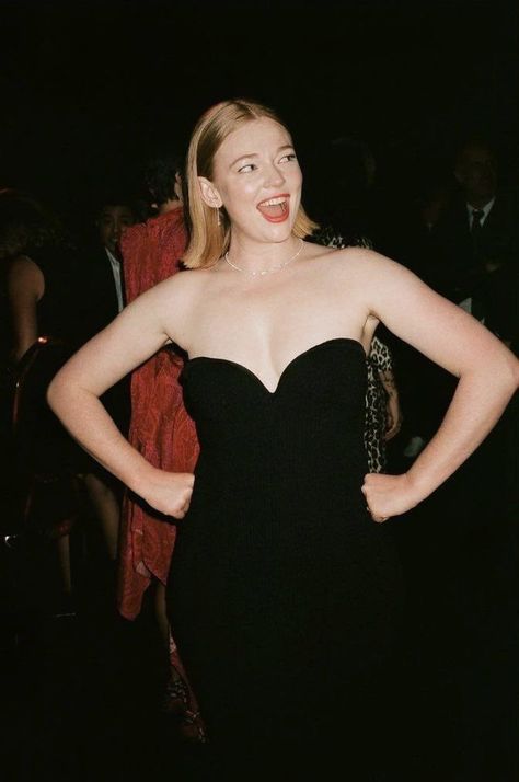 sarah snook Shiv Roy, Sarah Snook, Alycia Debnam Carey, Aesthetic People, Chicken Coop, Coop, Shiva, Celebrity Crush, Strapless Dress Formal