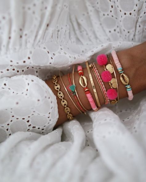 Bijoux fantaisie | Bijoux fantaisie tendance 2019. Promo bijoux fantaisie. Mode bijoux. Colliers fantaisie, sautoirs, bracelets et bagues tendance pas cher Preppy Bracelets, Inexpensive Jewelry, Preppy Jewelry, Jewelry Accessories Ideas, Bracelets And Necklaces, Casting Jewelry, Original Jewelry, Jewelry Photography, Diy Crafts Jewelry