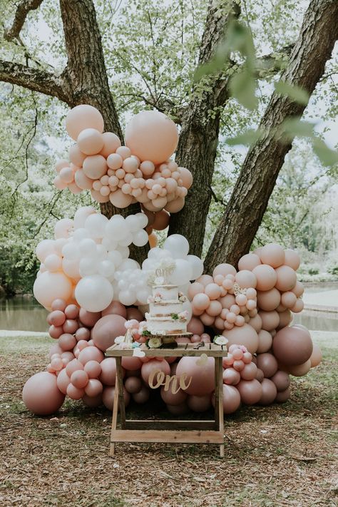 Picnic Balloon Garland, Balloon Garland At Park, Park Balloon Garland, Park Balloon Decorations, Park Birthday Decor, Picnic Balloon Decorations, Park Birthday Decorations, Park Baby Shower Ideas Outdoor, Tree Balloon Arch