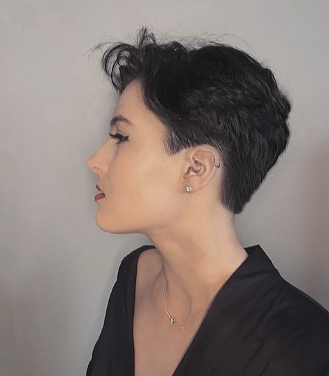 dark textured pixie cut Pixie Dark Brown Hair, Short Dark Pixie Hairstyles, Dark Brown Long Pixie Haircut, Pixie Haircut Dark Brown, Short Pixie Dark Hair, Dark Pixie Cut, Dyed Pixie Cut, Short Dark Brown Hair, Haircuts Trending