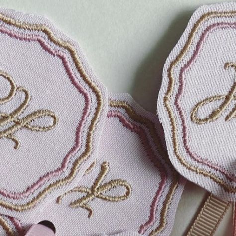 Sophie Lewis on Instagram: "EMBROIDERED PLACE CARDS // in powder pink and buff. I mean…could there be a more beautiful way to seat your guests? Inspired as always, collaborating with @amieboneflowers @theeventsdesigners 🌸🍂🌸 . . . #tablescape #wedding #party #placecards #calligraphy #stylist #style #eventprofs #ribbon #weddingplanner #partyplanner #luxury #luxe" Tablescape Wedding, Powder Pink, Party Planner, Place Cards, Tablescapes, Wedding Planner, Wedding Party, Calligraphy, Ribbon