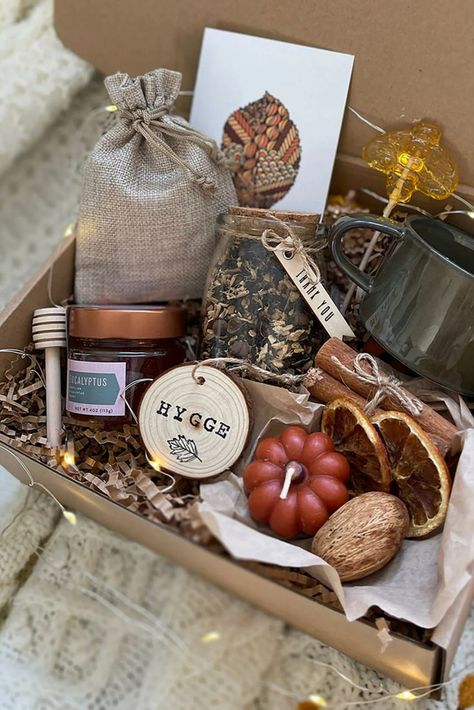 Hygge Fall, Hygge Gift Basket, Movie Basket Gift, Hygge Box, Fall Gift Baskets, Gift Baskets For Him, Hygge Gifts, Be Calm, Gift Boxes For Women