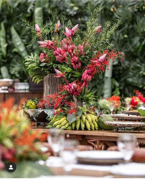 Asian Wedding Themes, Cocktail Table Centerpieces, Latin Wedding, Green Tablescape, Engagement Themes, Garden Wedding Centerpieces, Hotel Flowers, Table Flower Arrangements, Tropical Wedding Flowers