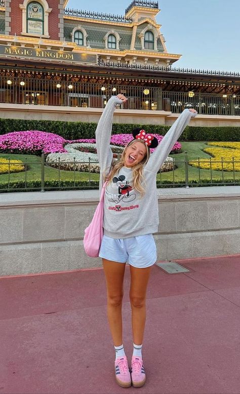 15 Disneyland Outfit Ideas for Moms: Stylish and Comfortable Tips Disney Dress Outfits Women, Waltdisneyworld Outfit, Halloween At Disney World Outfit, Disney Shirts Aesthetic, Disney Hat Outfit, Disney Outfit Inspo Winter, Aesthetic Disneyland Outfits, Cute Disney Outfits Summer, Outfits Amusement Park