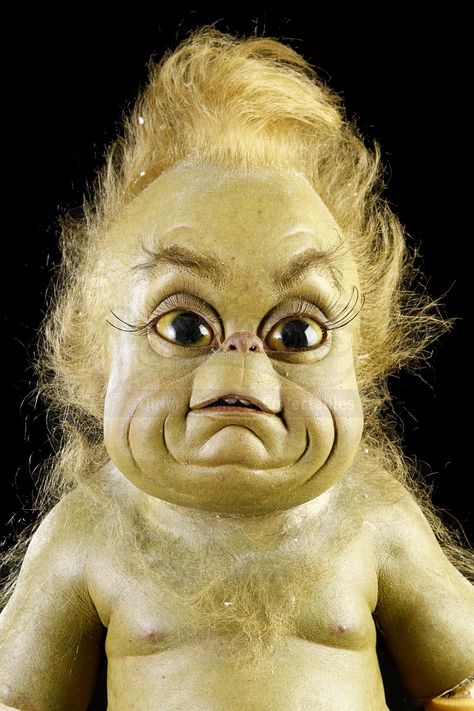 HOW THE GRINCH STOLE CHRISTMAS (2000) - Animatronic Baby Grinch Puppet - Price Estimate: $2000 - $3000 Immagini Grinch, The Grinch Movie, Baby Grinch, Mr Grinch, The Grinch Stole Christmas, Crazy Funny Pictures, Grinch Stole Christmas, Creepy Dolls, The Grinch