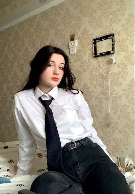 Tied White Button Up Outfit, White Shirt Black Tie Women, Dress Shirt Women Outfit, White Dress Shirt Outfit Woman, Shirt And Tie Women, Women With Ties, Outfit With Tie, Outfit Formal Mujer, Big Little Sorority Shirts