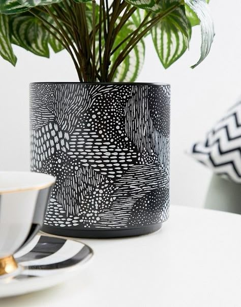 black & white plant pot [from Monki] Black And White Plant Pot, Black And White Pots For Plants, Black Pot Painting Ideas, Plant Stencil, Diy Container Gardening, Plant Pot Design, Pottery Patterns, Painted Terra Cotta Pots, Ceramic Texture