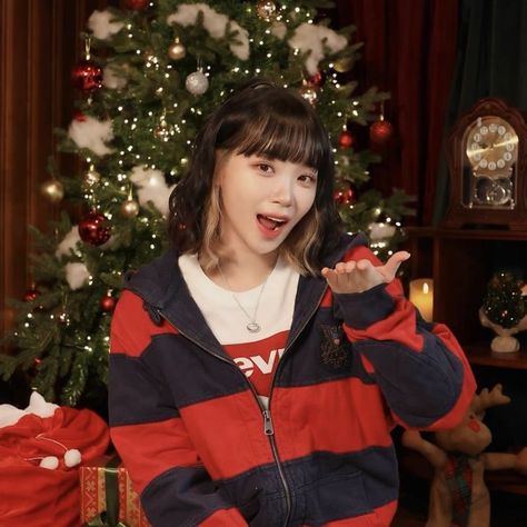 #CHAEWON #LESSERAFIM #IZONE Lee Sserafim, Lesserafim Chaewon, Hair Color Underneath, Kim Chaewon, Black Hair Kpop, Christmas Icons, Pose Reference Photo, Grunge Aesthetic, Iz One