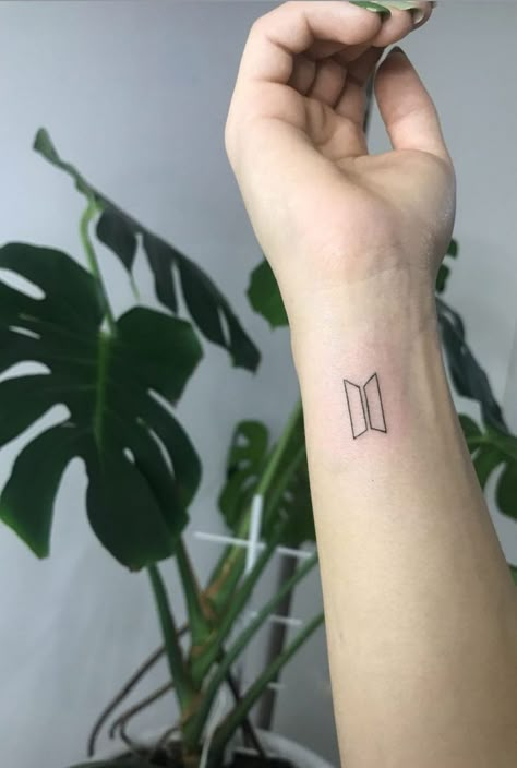 Shi⁷🔮|22.06.10 on Twitter: "Small BTS inspired tattoos A thread~… " Save Me Tattoo, Tattoo Bts, Bts Tattoo, Kpop Tattoos, 7 Tattoo, Bts Logo, Army Tattoos, Tato Henna, Bts Tattoos