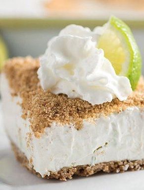 Frozen Key Lime Crunch Cake. A refreshing frozen treat with all the flavors of your favorite pie! Lemon Lasagna, Lime Dessert, Key Lime Recipes, Key Lime Desserts, Bake Banana, Weight Watcher Desserts, Lime Desserts, Chocolate Oreo, Lime Recipes