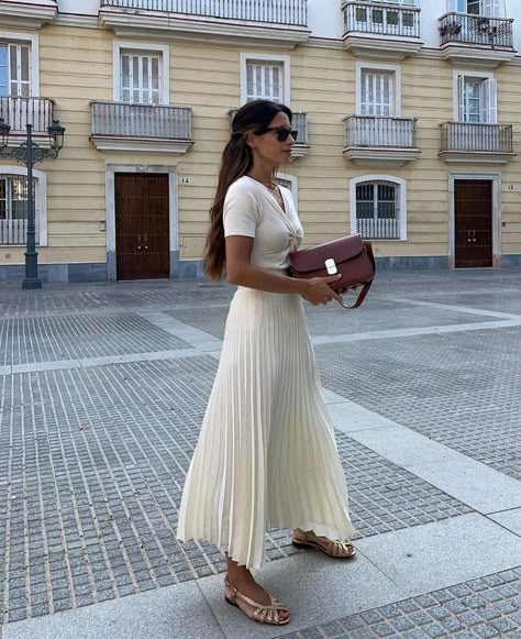 Soft Feminine Outfits, Elegant Summer Outfits, Conservative Outfits, Long Skirt Outfits, Europe Outfits, Chique Outfits, Italy Outfits, Looks Street Style, Mode Inspo