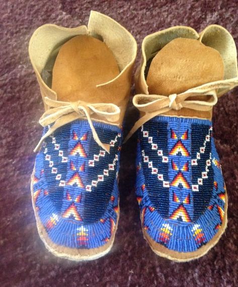 Sioux Moccasins, Native Moccasins, Blackfoot Indian, Native American Moccasins, Bata Shoes, Beaded Moccasins, Native American Clothing, Native American Crafts, Native Beadwork