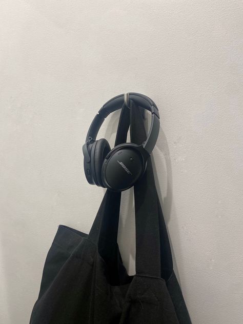 Bose Headphones Aesthetic Black, Black Headphones Aesthetic, Turning 22, Headphones Aesthetic, Bose Headphones, Black Headphones, Winter 2023, Black Aesthetic, Turning