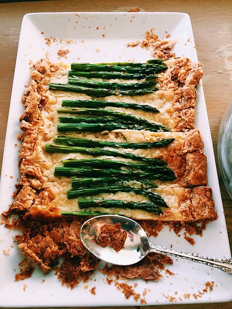 Asparagus Cheese Tart Gruyere Tart, Asparagus Cheese, Easy Asparagus, Asparagus Tart, Mushroom Quiche, Cheese Puff Pastry, Easy To Make Dinners, Cheese Tart, Cheese Tarts