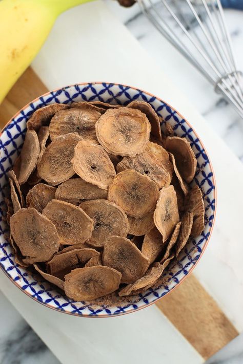 Baked cocoa banana chips are a healthy, oven-baked snack with a satisfying crunch. Just four ingredients are all you need for this easy snack recipe! Chips Photoshoot, Baked Banana Chips, Banana Chips Recipe, Simple Healthy Breakfast, Cooking Receipe, Chips Packaging, Vegetarian Menu, No Bake Snacks, Banana Chips