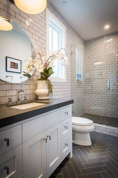 Simple and clean bathroom European Farmhouse Kitchen, Makeover Kamar Mandi, Patterned Bathroom Tiles, Small Bathroom Tiles, Tile Remodel, Decor Baie, Bad Inspiration, Bathroom Tile Designs, Basement Bathroom